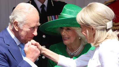FOTO: Karel III. líbá ruku Brigitte Macron.