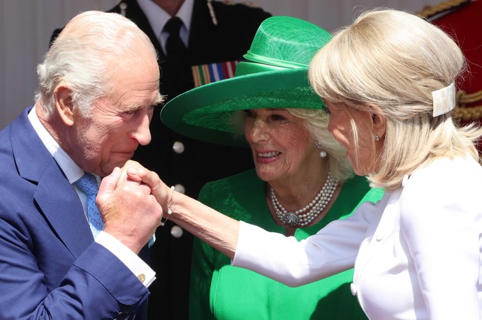 FOTO: Karel III. líbá ruku Brigitte Macron. – stránka 1
