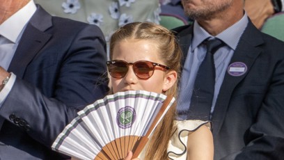 FOTO: Princezna Charlotte to s vějířem umí.