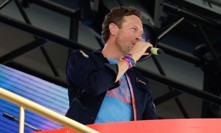 Trapas na koncertu Coldplay: Nevinný záběr odhalil nevěru šéfa velké firmy s podřízenou. Dvojice je všem pro smích 