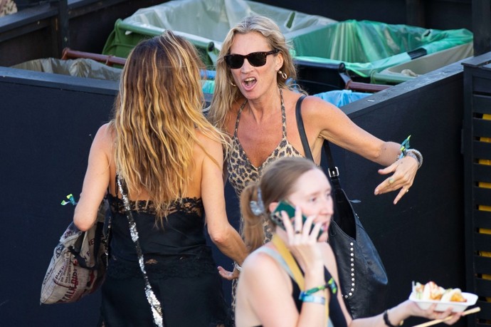 FOTO: Opilá Kate Moss na festivale. – stránka 3