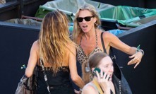 Opilá Kate Moss na festivale.