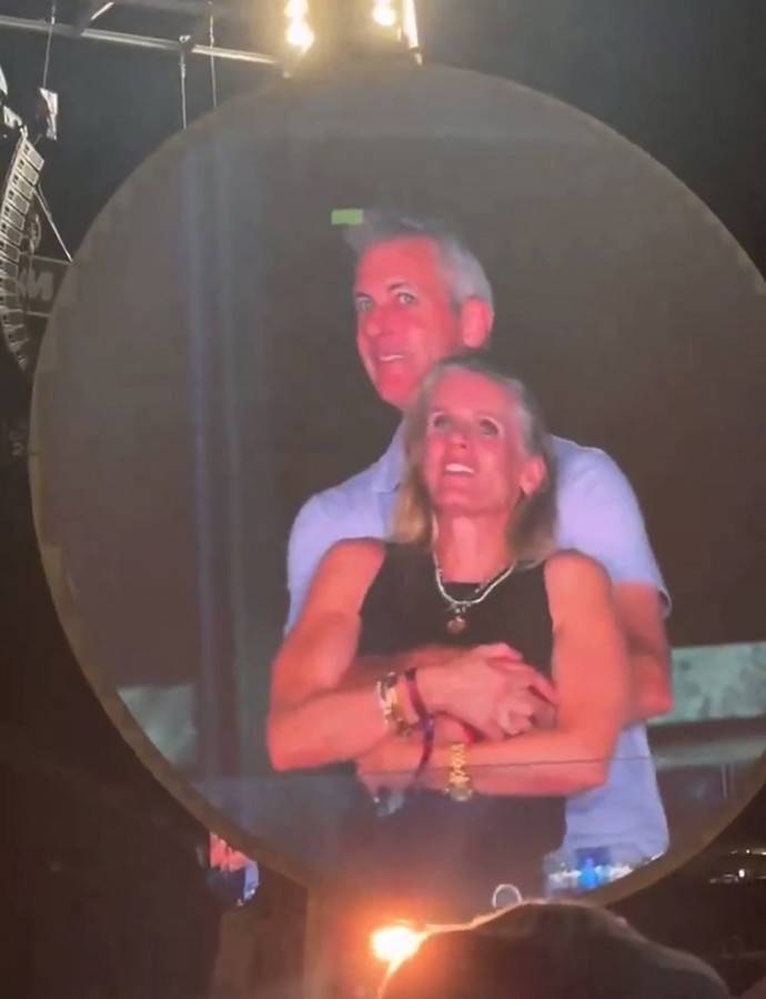 FOTO: Záběr z odhalené nevěry na koncertě Coldplay.