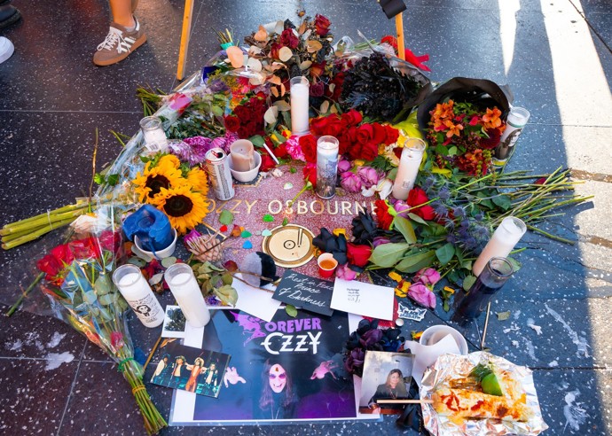 FOTO: Lidé vzdávají hold Ozzy Osbournovi na chodníku slávy. – stránka 22