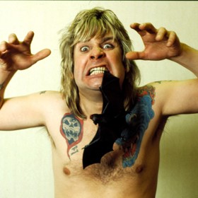 Ozzy Osbourne ukousl hlavu netopýrovi. 