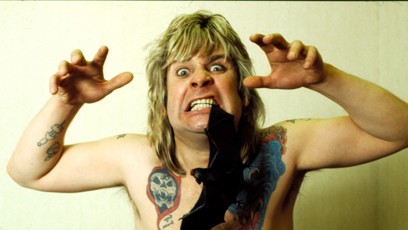 FOTO: Ozzy Osbourne ukousl hlavu netopýrovi.