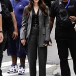 Do role Andrey se samozřejmě vrací Anne Hathaway, a tohle je jeden z jejích prvních outfitů z natáčení v New Yorku. 