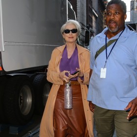 Její první outfit v roli Mirandy Priestly je vyladěn do detailu a může být inspirací nejen pro dámy nad 70 let. 