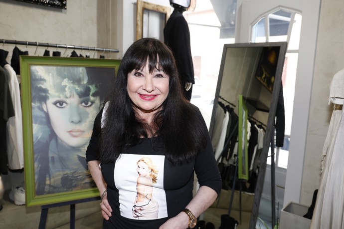 FOTO: Dagmar Patrasová v jednom z pražských butiků převzala nový obraz od umělce Romana Řeháka. – stránka 4