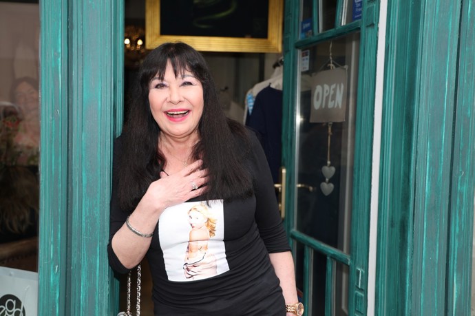 FOTO: Dagmar Patrasová v jednom z pražských butiků převzala nový obraz od umělce Romana Řeháka. – stránka 1