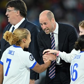 Princ William na finále ženského Eura gratuluje hráčkám.