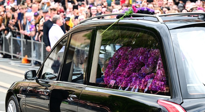 FOTO: Vůz s rakví Ozzyho Osbournea – stránka 6