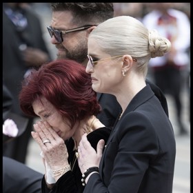 Plačící Sharon s dětmi Kelly a Jackem