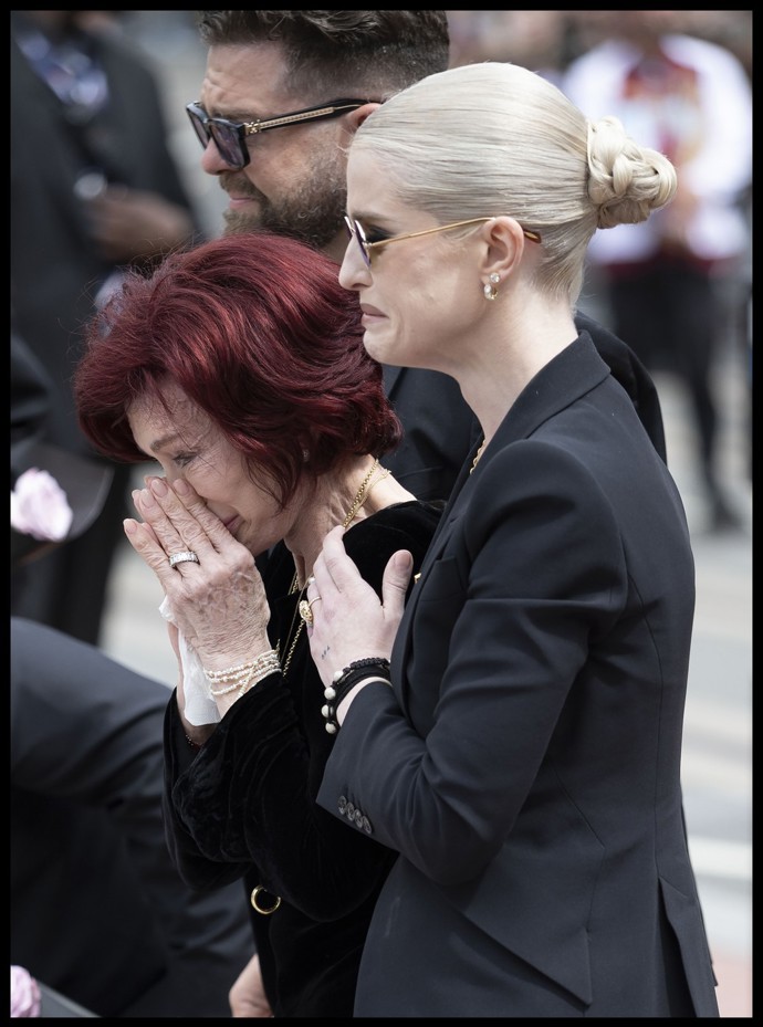 FOTO: Plačící Sharon s dětmi Kelly a Jackem – stránka 4