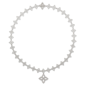 Modelka měla na sobě i tento náhrdelník z 18karátového bílého zlata s diamanty z kolekce Diamond Princess. Jde opět o kousek z dílny značky Roberto Coin, tentokrát v hodnotě 750 000 Kč