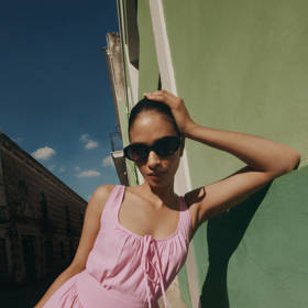 Splývavé midi šaty Marks & Spencer. Cena po slevě: 1 359,2 Kč (Původní cena: 1 699 Kč)