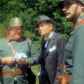 Film vznikl na motivy skutečných událostí, kdy na lesní mýtině objeví mentálně postižený Fricek tři mrtvá těla.