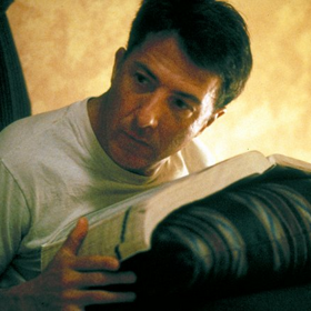 Pokud někdo viděl film během letu letadlem, přišel o scénu, kdy Raymond vyjmenovává dlouhý seznam leteckých katastrof. Všechny aerolinie se rozhodly tento moment vystřihnout.