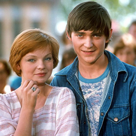 Hop - a je tu lidoop: aneb pohádková satira o džinovi z lahve, který splní každé přání. Na snímku herci Monika Hálová a Vladimír Dlouhý. Oba zemřeli předčasně a navíc krátce po sobě.