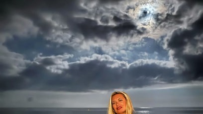 FOTO: Lucie Borhyová na pláži.