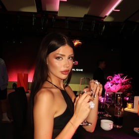 Dominique Alagia se podle mnohých snaží stylizovat do asijského stylu.
