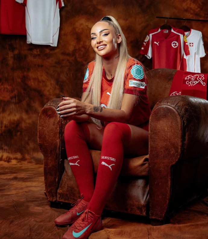 FOTO: Alisha Lehmann má velký dosah na sociálních sítích. – stránka 9