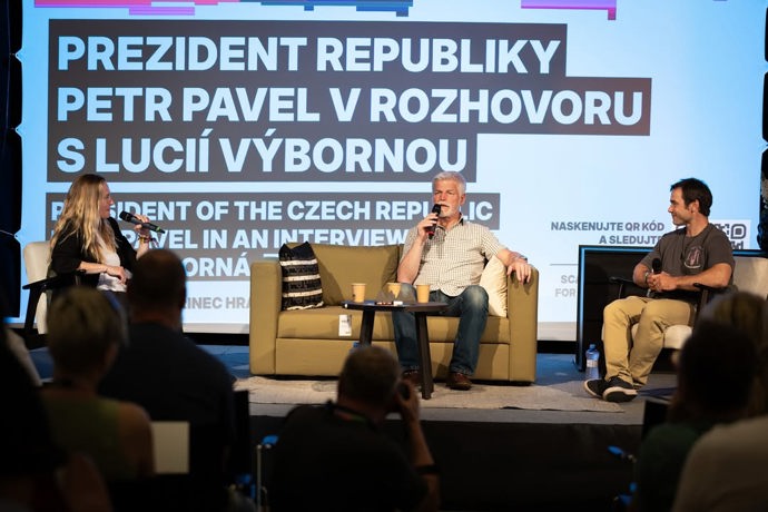 FOTO: Petr Pavel během debaty s Lucií Výbornou a Vavřincem Hradilkem. – stránka 7