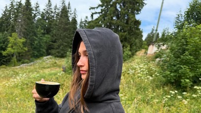 FOTO: Hailey Bieber v horách.