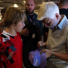 Petr Pavel se podepisuje fanouškům.