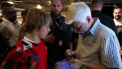 FOTO: Petr Pavel se podepisuje fanouškům.