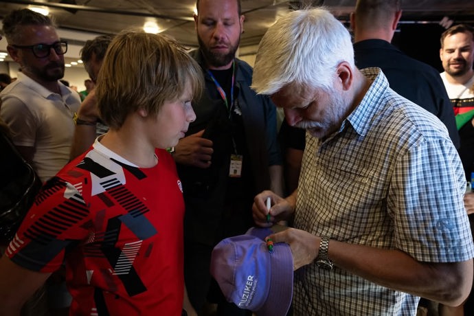 FOTO: Petr Pavel se podepisuje fanouškům. – stránka 46