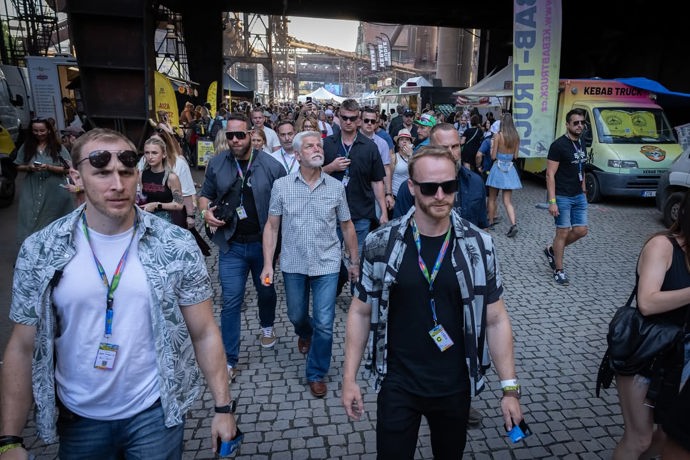 FOTO: Petr Pavel se prochází na festivalu Colours of Ostrava. – stránka 8