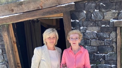 FOTO: Eva Pavlová v krémovém kostýmku.