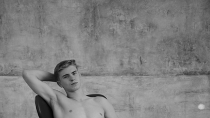 FOTO: Jakub Batfalský odhodil košili.