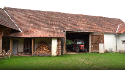 FOTO: Na statku nechybí traktor a obří stodola.