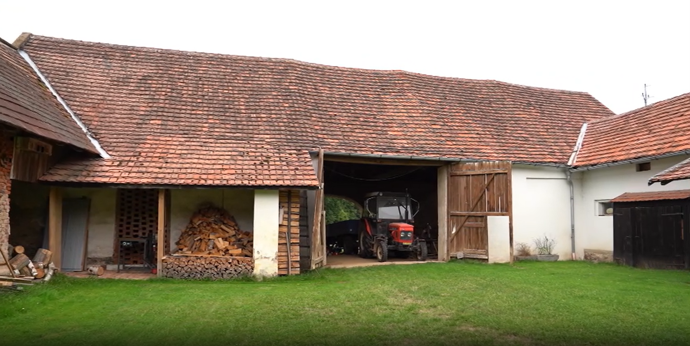 FOTO: Na statku nechybí traktor a obří stodola. – stránka 3