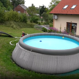 Manželé Stefanovi mají i bazén.