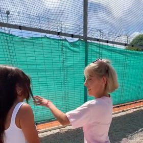 Shopaholicadel je tváří organizace RedFace. 