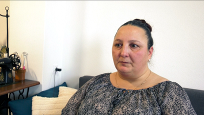 FOTO: Ružena má problém si i sama obléct ponožky.