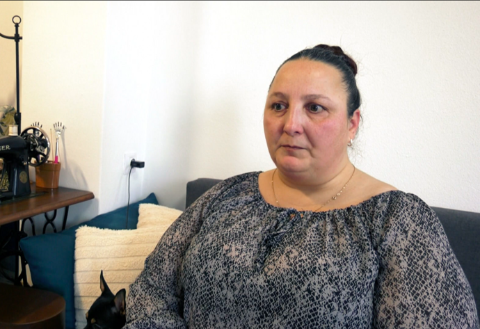 FOTO: Ružena má problém si i sama obléct ponožky. – stránka 52