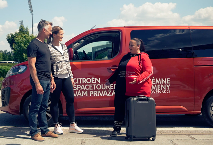 FOTO: V její proměně jí bude pomáhat i Marošova manželka Zuzana. – stránka 44