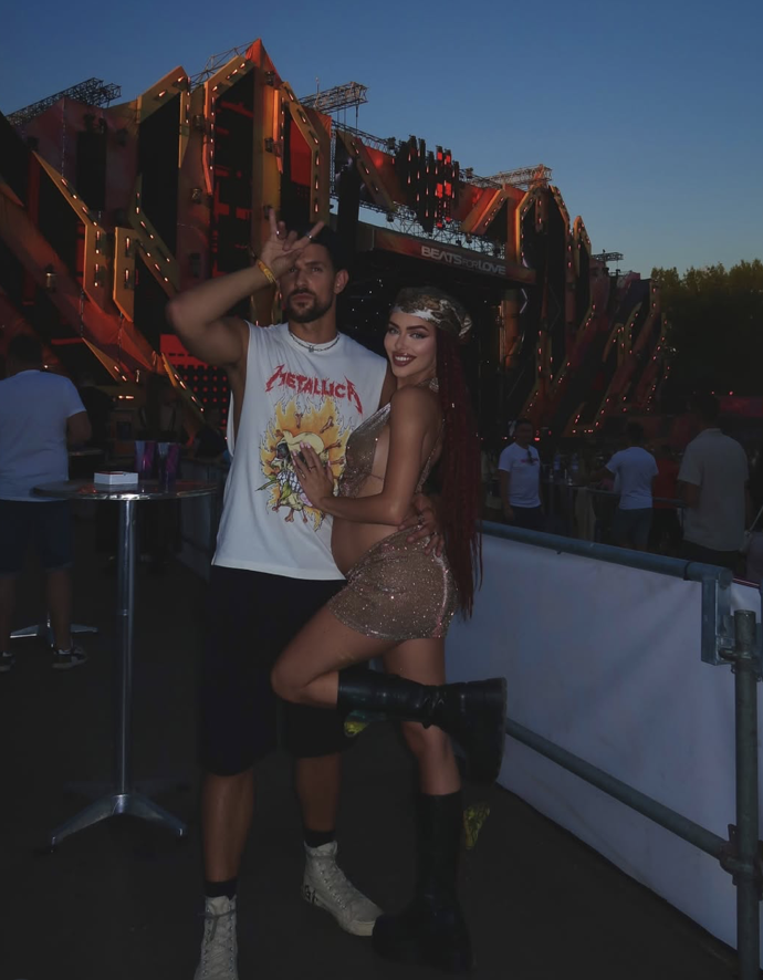 FOTO: Rachel Karnížová s partnerem Pufflickem na festivalu. – stránka 13