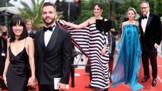Móda ze zakončení festivalu: Přehlídku smutku v černé rozbila Klára Issová s pruhy a Darina Muchová v modré 