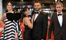 Úchvatná Ramba s manželem, elegantní Skarsgård s rodinou i extravagantní Issová. Hvězdné zakončení festivalu ve Varech