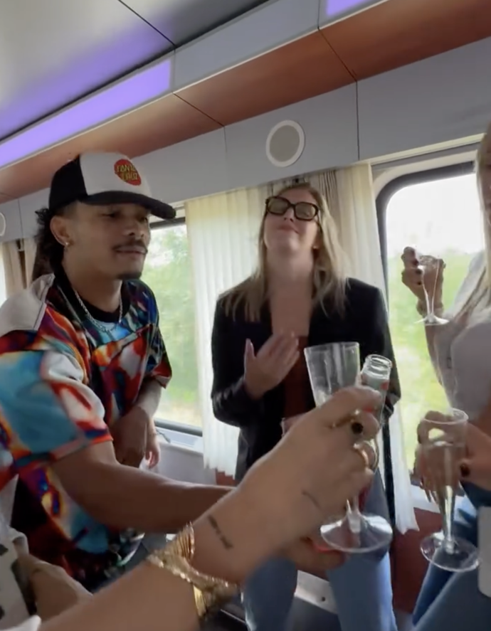 FOTO: Alkohol ve vlaku tekl proudem. – stránka 10
