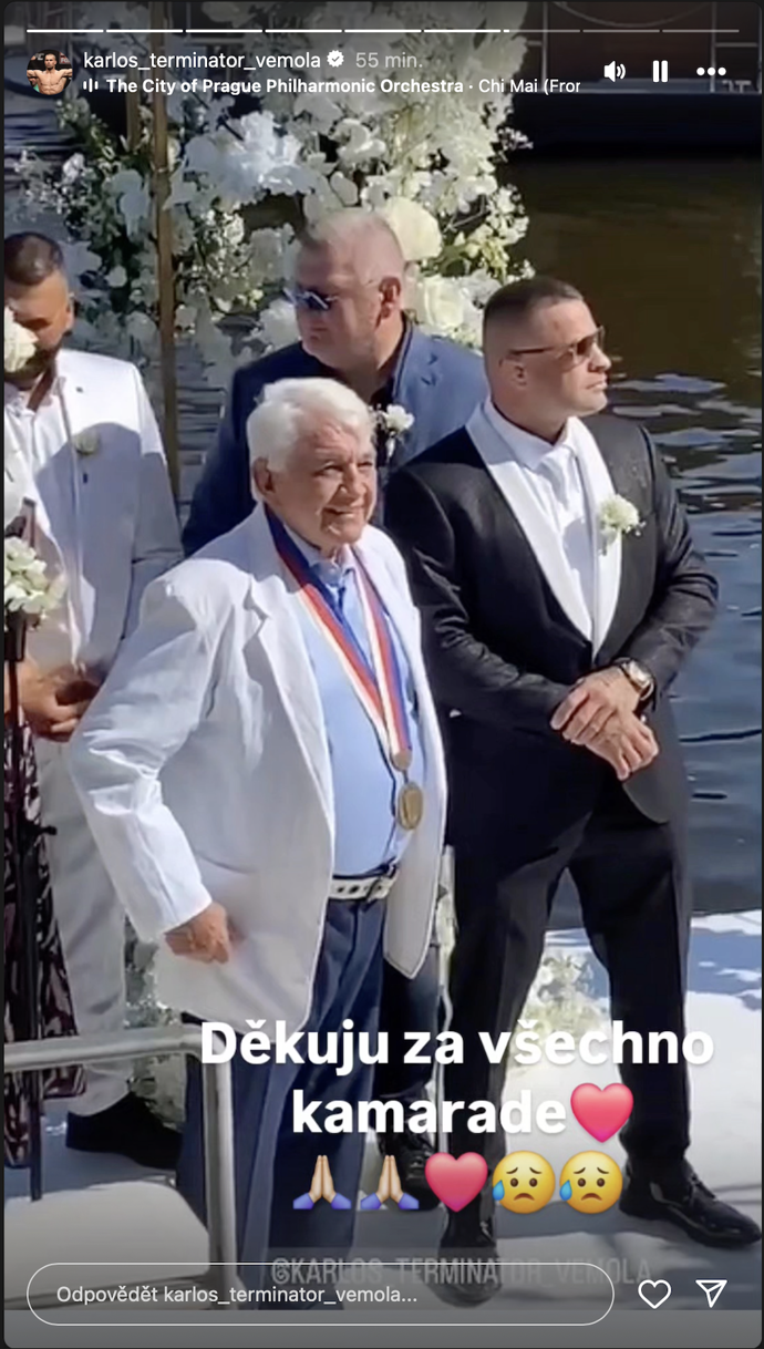 FOTO: Jiří Krampol oddával Karlose. – stránka 196
