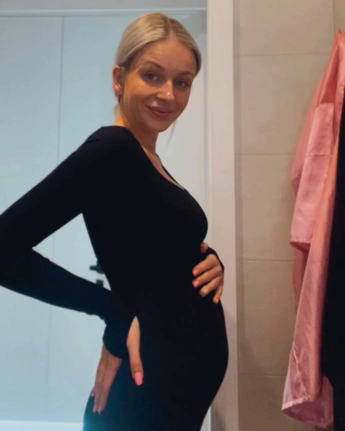 FOTO: Tereza Hlůšková v době, kdy ještě neměla tak velké bříško. – stránka 9