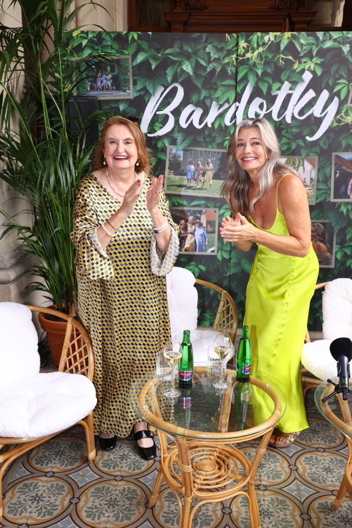 FOTO: Eva Holubová a Pavlína Pořízková na představení filmu Bardotky. – stránka 9