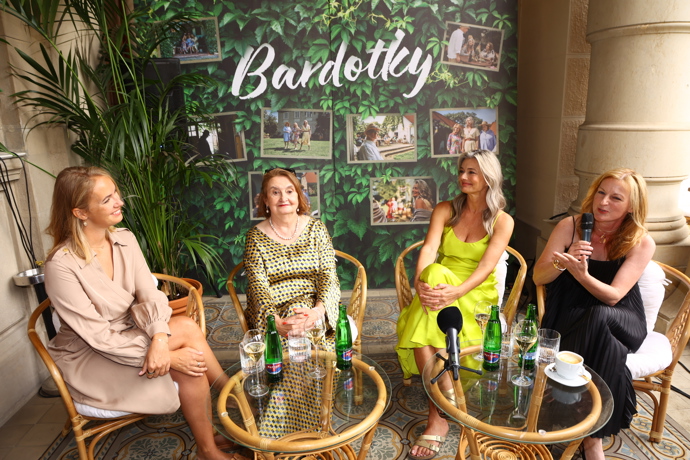 FOTO: Eva Holubová a Pavlína Pořízková na představení filmu Bardotky. – stránka 6