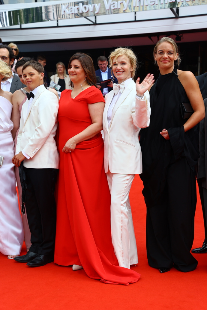 FOTO: Anna Geislerová se objevila v outfitu, který by si klidně mohl půjčit Yves Saint Laurent. – stránka 12